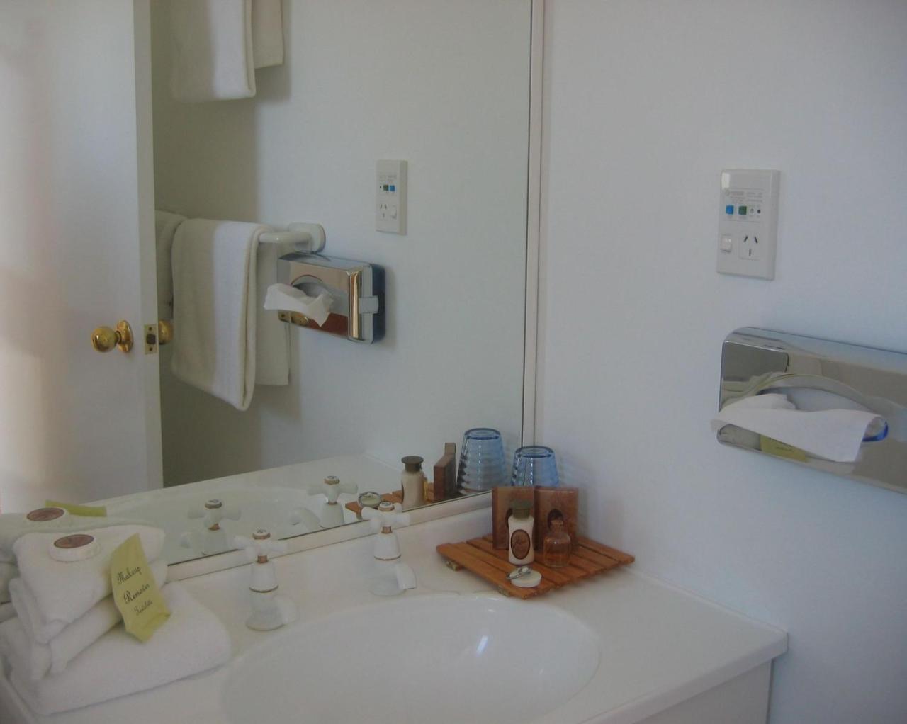 The Claremont Motel Martinborough Room photo